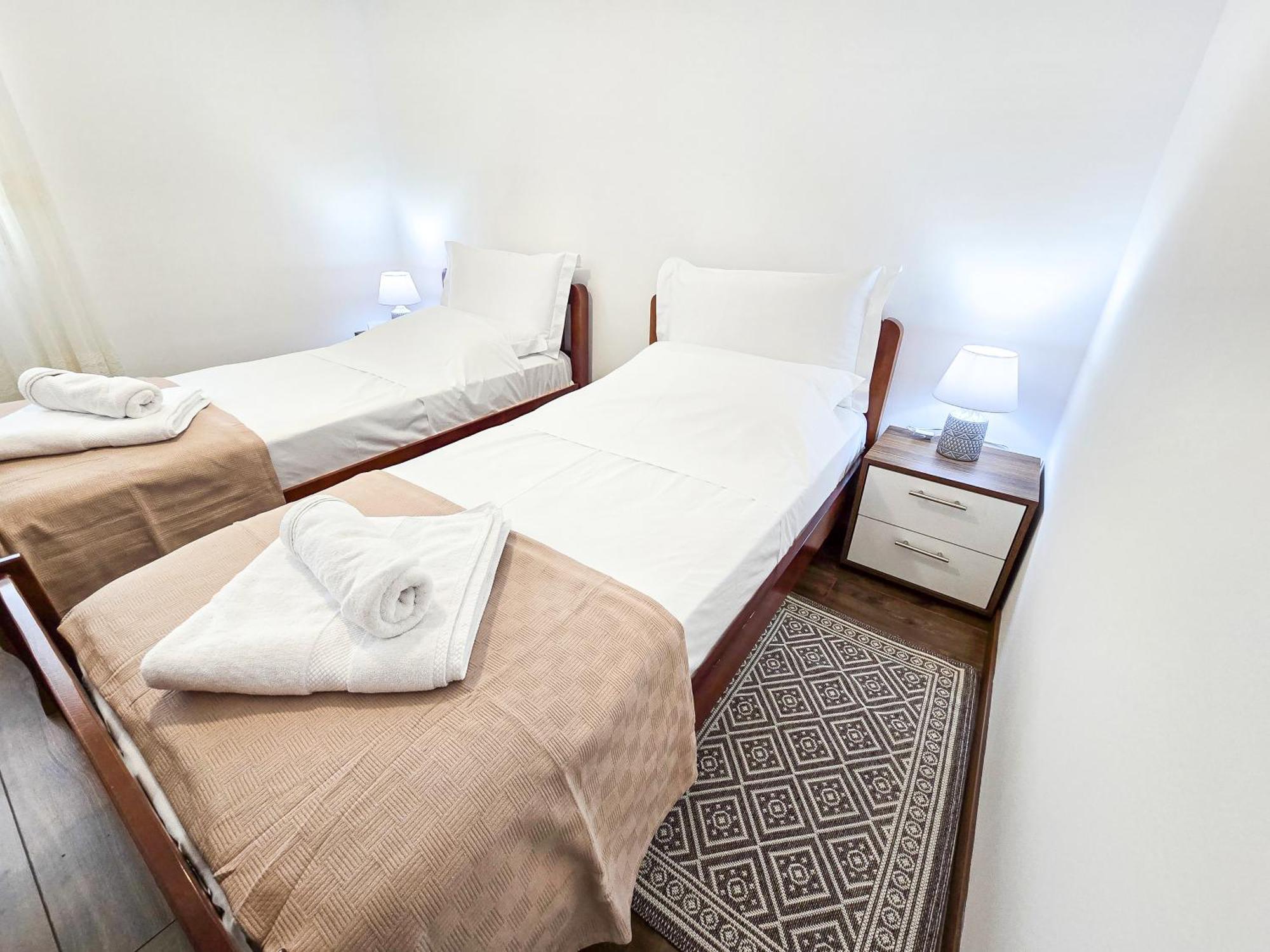 Lake Park 2Br Apartment Tiranë Ngoại thất bức ảnh